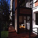 La brique des façades est reprise sous forme de brise-soleil pour renforcer l’unité de l’ensemble du bâtiment. Il s’agit de claustras en terre cuite de Florence.