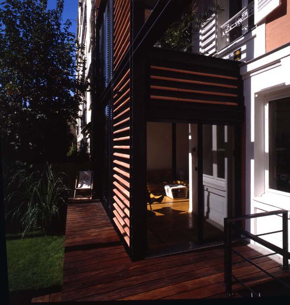 La brique des façades est reprise sous forme de brise-soleil pour renforcer l’unité de l’ensemble du bâtiment. Il s’agit de claustras en terre cuite de Florence.