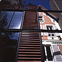 La grande verrière laisse généreusement passer la lumière dans le vaste salon d’où l’on profite aussi pleinement du jardin.