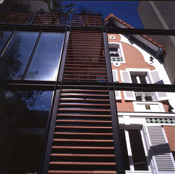 La grande verrière laisse généreusement passer la lumière dans le vaste salon d’où l’on profite aussi pleinement du jardin.