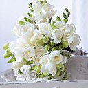 Délicate blancheur d'un bouquet de mariée en freesias.