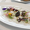 Le bar de ligne en fin carpaccio, crème d’huître au caviar impérial de France, radis “Red Meat” et granny smith au citron vert.