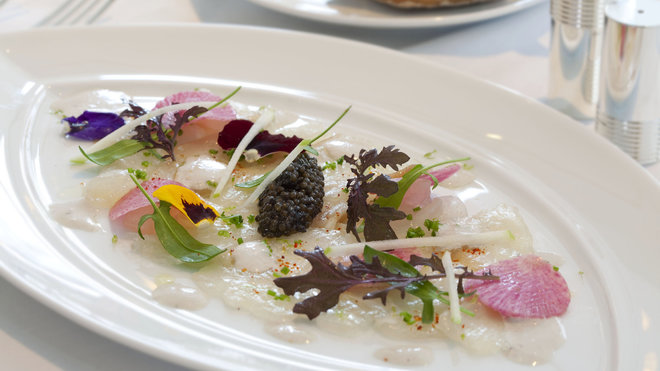 Le bar de ligne en fin carpaccio, crème d’huître au caviar impérial de France, radis “Red Meat” et granny smith au citron vert. Le bar de ligne en fin carpaccio, crème d’huître au caviar impérial de France, radis “Red Meat” et granny smith au citron vert.