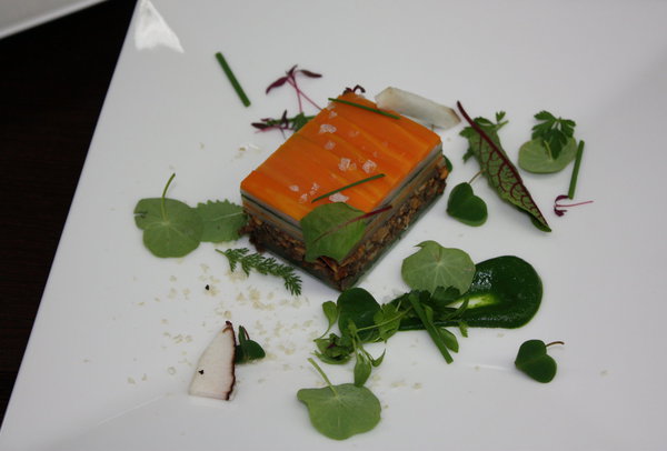Millefeuilles tiède de légumes "sans pâte", saveurs des prés et des jardins, servi lors du dîner par Emmanuel Renaud. Une merveille !