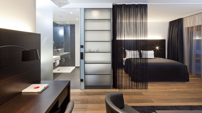 La suite Beluga de l'hôtel : luxe, sobriété et literie ultra confort. La suite Beluga de l'hôtel : luxe, sobriété et literie ultra confort.