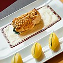 Délicieux et parfaitement cuit, le cabillaud nappé d’une croûte de parmesan, avec une sauce au jus de viande et des épinards confits au citron.