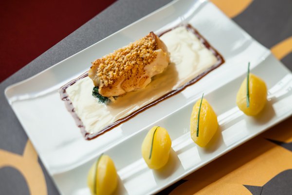 Délicieux et parfaitement cuit, le cabillaud nappé d’une croûte de parmesan, avec une sauce au jus de viande et des épinards confits au citron.