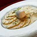 Jolis desserts comme le carpaccio d'ananas, les figues fraîches rôties avec un sorbet de fruits rouges, le choux juste sorti du four à la crème chantilly vanillée...