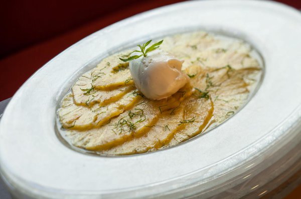 Jolis desserts comme le carpaccio d'ananas, les figues fraîches rôties avec un sorbet de fruits rouges, le choux juste sorti du four à la crème chantilly vanillée...