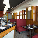 Un décor sobre pour la salle à l'acoustique réussie : on peut y déjeuner dans le calme. Et la carte change toutes les semaines en fonction des arrivages.