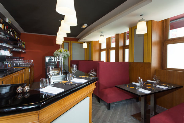 Un décor sobre pour la salle à l'acoustique réussie : on peut y déjeuner dans le calme. Et la carte change toutes les semaines en fonction des arrivages.