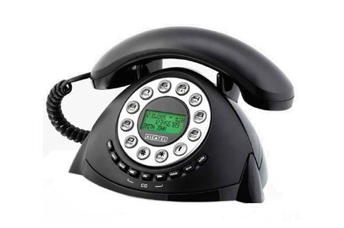 Un téléphone filaire presque comme autrefois. Ses touches sont disposées façon cadran. Sans répondeur, sans fonction mains libre, il est équipé d’un écran alphanumérique rétro-éclairé. Répertoires dix noms. Temporis rétro. Alcatel.