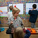 On peint debout à l'Atelier de Charenton.