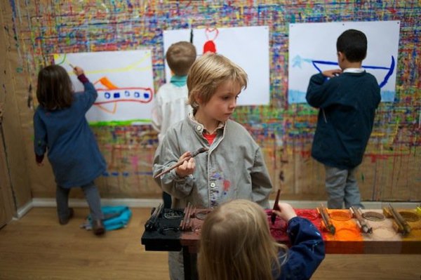 On peint debout à l'Atelier de Charenton.