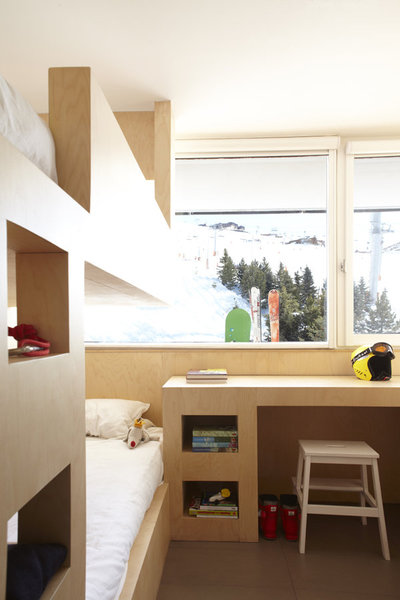 Un système unique de casier a été utilisé pour tous les aménagements: lits, canapé, niches, bureau. Les pieds du bureau servent aussi de rangement.