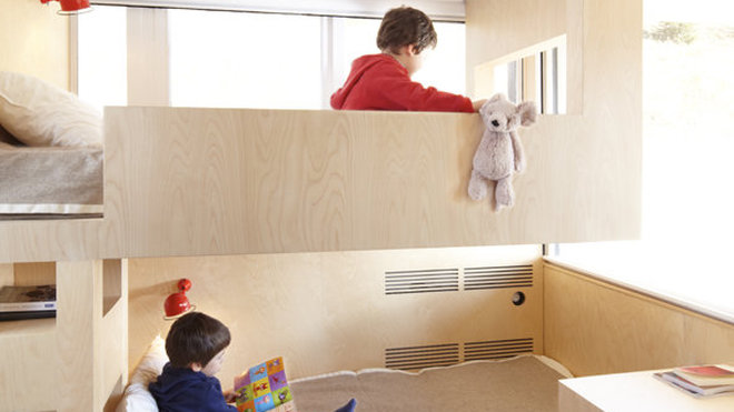 Les couchettes superposées des chambres d’enfant offrent aussi une belle vue sur l’extérieur. On n s’endort ou on joue dans son lit devant un paysage de montagne. Les couchettes superposées des chambres d’enfant offrent aussi une belle vue sur l’extérieur. On n s’endort ou on joue dans son lit devant un paysage de montagne.