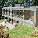 Double niveau parfaitement intégré à la déclivité du terrain. Sélection du Jury, catégorie Logements individuels plus de 120 m².