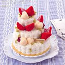 Fraises en étages sur crème fouettée.