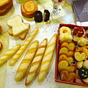 Baguettes, viennoiseries et brioche sur le stand de l'Aiguille en Fête.