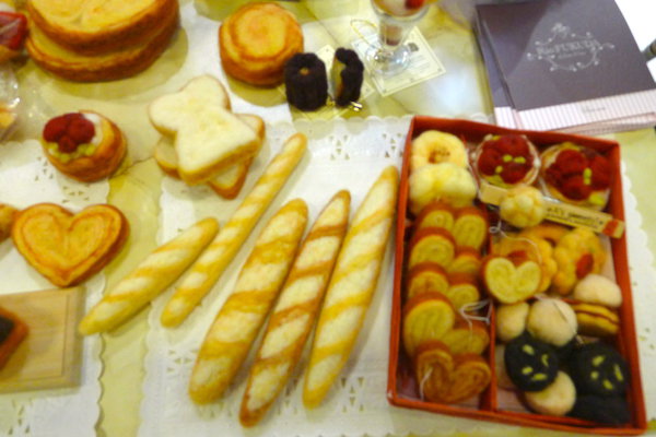 Baguettes, viennoiseries et brioche sur le stand de l'Aiguille en Fête.