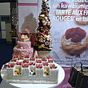 Gâteaux blancs et pièce montée.