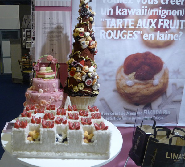 Gâteaux blancs et pièce montée.