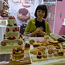 Rio Fukuda devant sa table de fabrication au salon l'Aiguille en Fête.