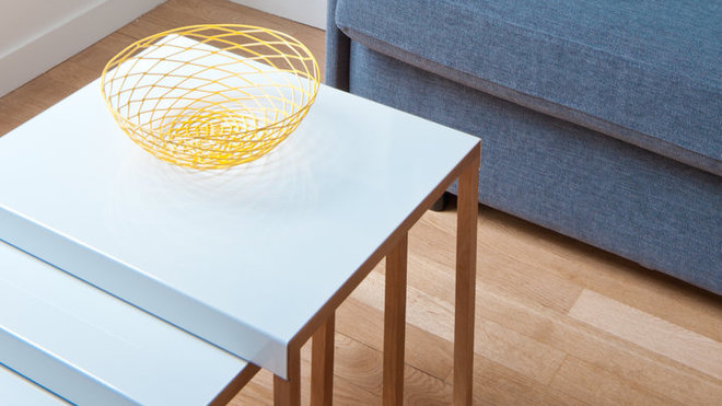 Tables gigognes blanches Kilo (Habitat) pour permettre le débattement du canapé-lit et coupe jaune en métal Monoprix. Coussin turquoise chez Graine d'Intérieur, et boule lampe turquois chez Habitat.