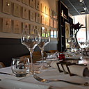 A table ! Dans une ambiance chaleureuse et élégante.