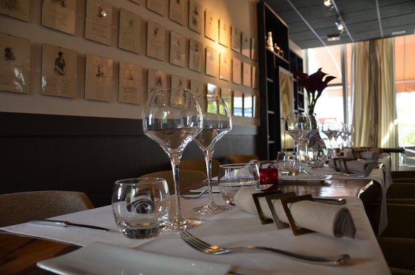 A table ! Dans une ambiance chaleureuse et élégante.