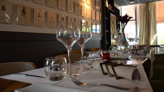 A table ! Dans une ambiance chaleureuse et élégante.