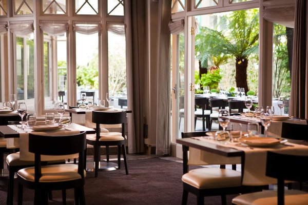 au Relais du Parc, la salle à manger donne directement sur les jardins intérieurs, à deux pas du Trocadéro.