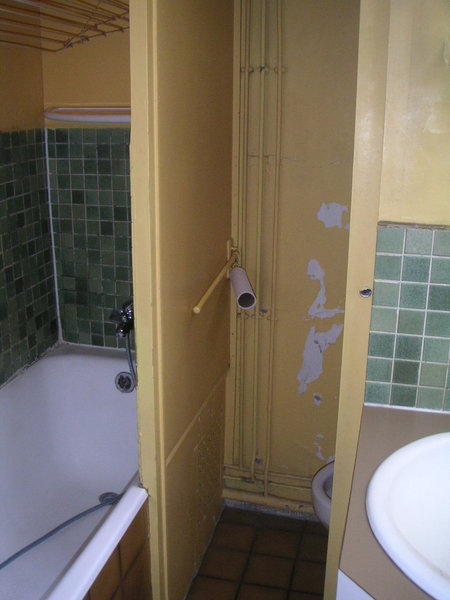 Avant : une pièce d’eau, aux tons dissonants, intégrant un coin toilette, entre la baignoire et le lavabo : un espace à repenser entièrement.