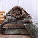 Pour se réchauffer sur le canapé, un plaid en fausse fourrure de 150 x 150 cm 79,99 €. La housse de coussin existe en 40 x 40 cm et 65 x 65 cm. A partir de 14,99 €. 3 Suisses.