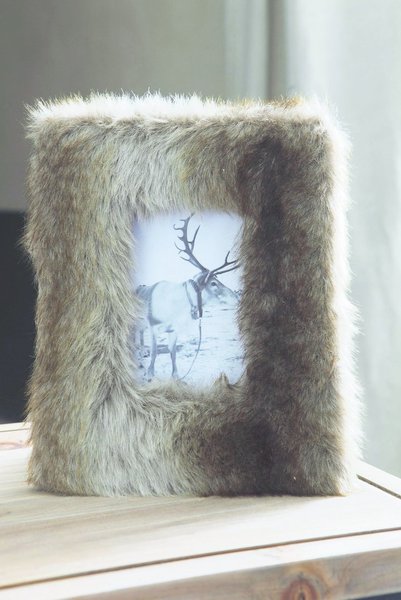 Un cadre en MDF habillé de fausse fourrure synthétique. Pour une photo de 9 x 13 cm. 9,90 €. Becquet.
