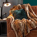 Total look fausse fourrure. Le coussin Ontario, 40 x 40 cm : 9 €. Le plaid Bering 130 x 150 cm : 39 €. I Fil Home.