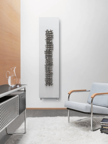 Un radiateur fruit du mariage entre les céramiques signées Giuseppe Lorenzi et le radiateur design Runtal Arteplano à la façade lisse. Céramiques cuites selon la technique japonaise du raku. Puissance de 740 à 970 W. H 180,4 à 181,3 x L 45,3 à 51,8 cm. Runtal Arteplano Raky. Runtal.