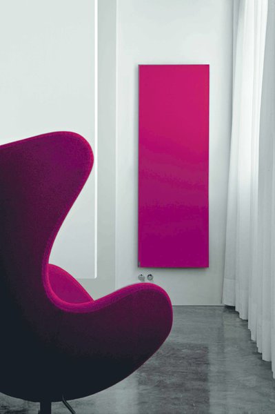 Comme un tableau contemporain, un radiateur laqué rouge extra-plat, sans mécanisme apparent. Il est composé de deux modules et d’une barre sèche-serviettes. P 500 ou 900 W. Square. Tubes Radiatori.