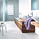 Un radiateur qui rappelle les ondes que forme la goutte d’eau lorsqu’elle touche la surface de l’eau. Création Christian Ghion. Façade en Corian® DuPont, structure en graphite naturel expansé. Puissance 750 W. 123 x 75 x 7,8 cm. Splash. Runtal.