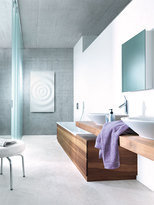 Un radiateur qui rappelle les ondes que forme la goutte d’eau lorsqu’elle touche la surface de l’eau. Création Christian Ghion. Façade en Corian® DuPont, structure en graphite naturel expansé. Puissance 750 W. 123 x 75 x 7,8 cm. Splash. Runtal.