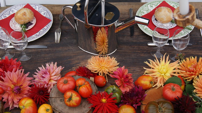 Élégante association de dahlias et tomates composant un décor de table original sur la grande table d'hôtes du Bar à Tomates de la Bourdaisière. Élégante association de dahlias et tomates composant un décor de table original sur la grande table d'hôtes du Bar à Tomates de la Bourdaisière.