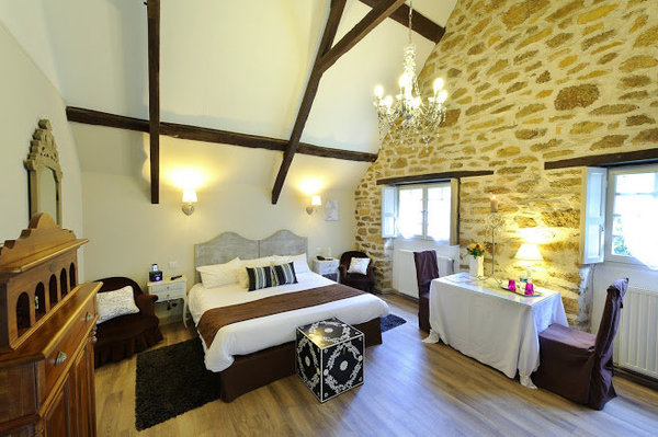 Poutres apparentes et coloris doux pour une nuit réparatrice.