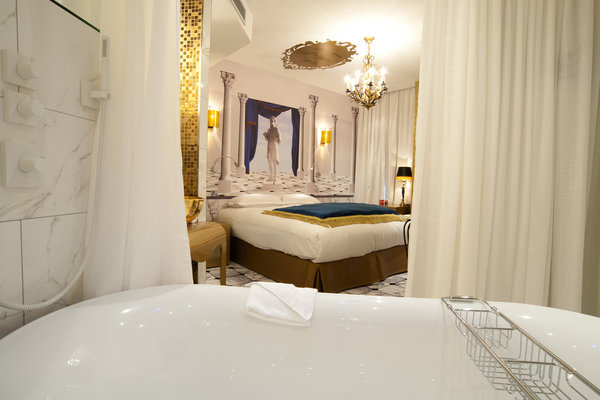 3ème étage : l’orgueil. Tel un palais orné de statues, de colonnes et d’imitations de marbres en trompe l’œil, l’ambiance y est royale et flatte notre ego.