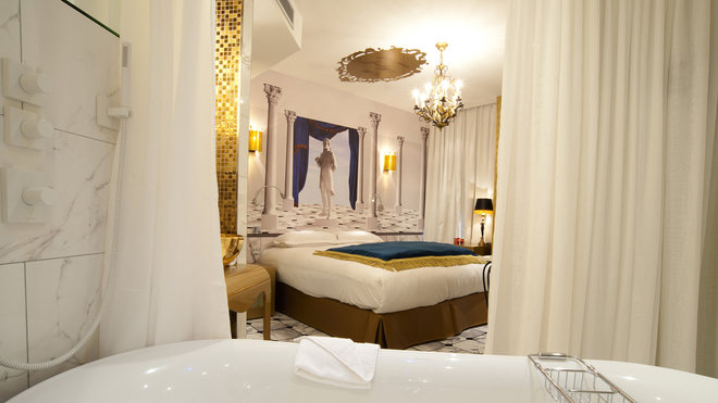 3ème étage : l’orgueil. Tel un palais orné de statues, de colonnes et d’imitations de marbres en trompe l’œil, l’ambiance y est royale et flatte notre ego.