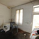 Belle hauteur sous plafond pour cet ancien local à vélo désaffecté.
