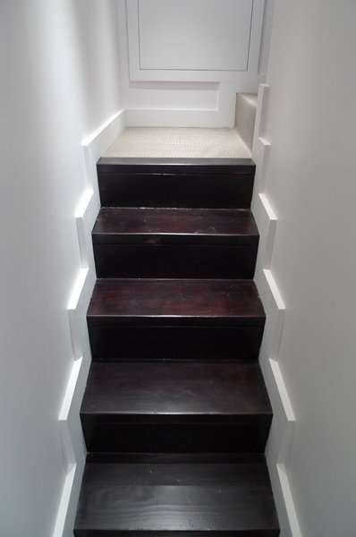 L'escalier menant à la mezzanine, en chêne teinté noir.