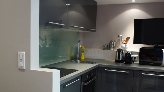 Attentif à donner le maximum de lumière naturelle à chacune des pièces, Philippe Demougeot a choisi une crédence en verre translucide permettant d’éclairer la salle de bains. Attentif à donner le maximum de lumière naturelle à chacune des pièces, Philippe Demougeot a choisi une crédence en verre translucide permettant d’éclairer la salle de bains.