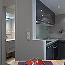 Une cuisine ouverte et une vraie salle de bains logée en partie sous l'escalier et la mezzanine pour optimiser l'espace.