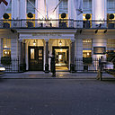 Prestigieux hôtel 5 étoiles, le Brown’s Hotel affiche fièrement sa façade victorienne.
