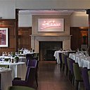 Avant gardiste, c’est dans le Brown’s que fut installé le premier restaurant; ici la salle manger. Avant gardiste, c’est dans le Brown’s que fut installé le premier restaurant; ici la salle manger.